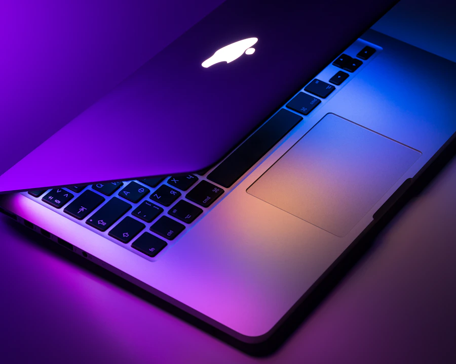 Tela de computador exibindo trechos de código de programação